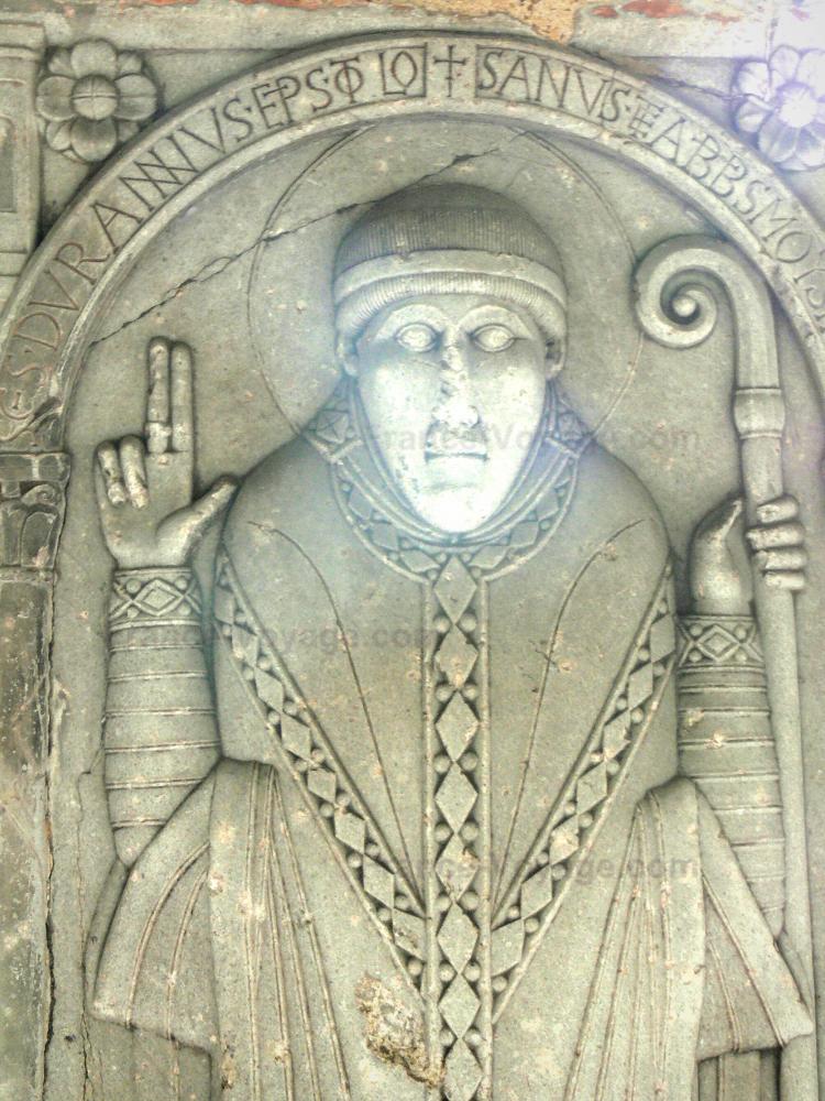 De abdij van Moissac - Abdij van Moissac: Abdij van Saint-Pierre de Moissac gesneden voorstelling van Pater Durand de Bredon, in de Romaanse kloostergang