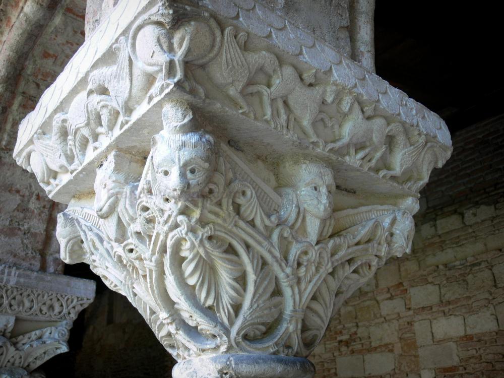 De abdij van Moissac - Abdij van Moissac: Abdij van Saint-Pierre de Moissac: gebeeldhouwd de romaanse kloostergang