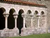 Abdij Saint-Michel de Cuxa - Zuilen met gebeeldhouwde kapitelen van de Romaanse kloostergang