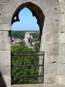 Abdij van La Sauve-Majeure - Uitzicht op het dorp La Sauve en St Peter 's Church uit de top van de klokkentoren van de abdijkerk