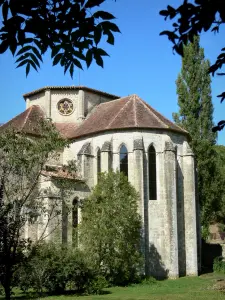 Abtei von Beaulieu-en-Rouergue - Ehemalige Zisterzienserabtei (Zentrum für zeitgenössische Kunst): Chorhaupt der gotischen Abteikirche und Bäume