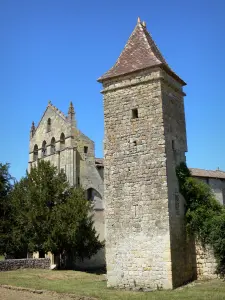 Abtei von Blasimon - Ehemalige Benediktinerabtei Saint-Nicolas: viereckiger Turm und Kirche Saint-Nicolas