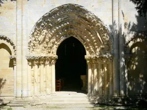 Abtei von Blasimon - Ehemalige Benediktinerabtei Saint-Nicolas: skulptiertes Portal der Kirche Saint-Nicolas