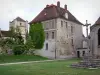 Abtei von Jouarre - Monolithisches Kreuz auf dem Platz Saint-Paul, Gebäude (ehemaliger Andachtsraum), und romanischer Turm der Abtei Notre-Dame von Jouarre im Hintergrund