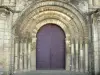 Abteikirche von Saint-Jouin-de-Marnes - Kirche im romanischen Poitou Stil: skulptiertes Kirchenportal