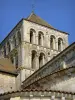 Abteikirche von Saint-Jouin-de-Marnes - Kirche im romanischen Poitou Stil: viereckiger Glockenturm