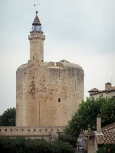 Aigues-Mortes - Tour de Constance (donjon circulaire) surmontée d'une cage en fer forgé