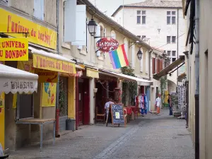 Aigues-Mortes - Gasse gesäumt von Häusern und Geschäften, hinter den Stadtmauern