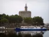 Aigues-Mortes - Turm Constance (runder Bergfried), Bäume und angelegter Schleppkahn