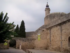 Aigues-Mortes - Fortifications et tour de Constance (donjon circulaire) surmontée d'une cage en fer forgé