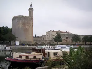 Aigues-Mortes - Tour de Constance (donjon circulaire), hôtel du Gouverneur, remparts et péniches amarrées