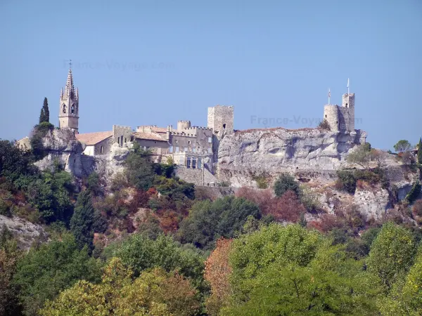 Aiguèze - Kirchturm der Kirche Saint-Roch, Türme und Bergfried (Schloß, Festung) des mittelalterlichen Dorfes, Bäume vorne