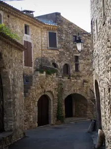 Aiguèze - Straat met stenen huizen