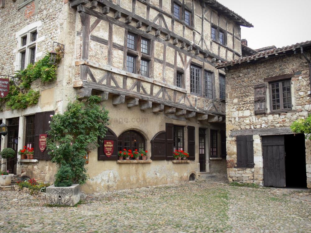 Guide de l'Ain - Pérouges - Façade à pans de bois de l'ostellerie