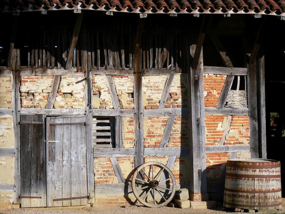 Guide de l'Ain - Bresse savoyarde - Ferme-Musée de la Forêt : façade de la ferme bressane ; à Courtes