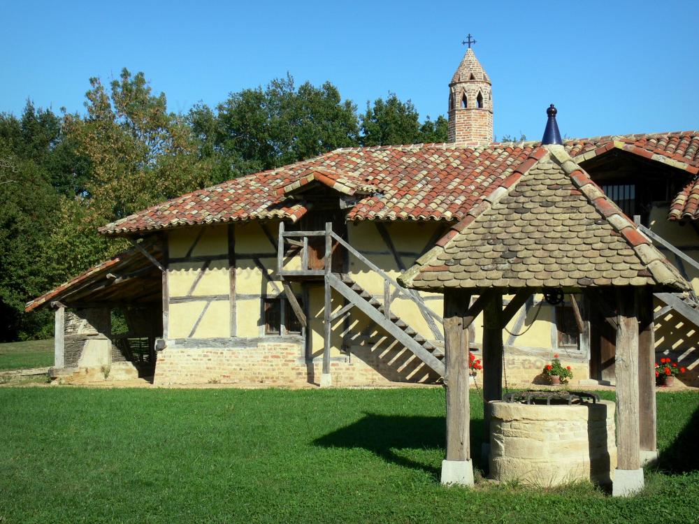Guide de l'Ain - Bresse savoyarde - La Grange du Clou, ferme bressane à cheminée sarrasine, avec son puits ; à Saint-Cyr-sur-Menthon