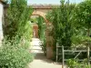 Ainay-le-Vieil城堡 - Chartreuses des Montreuils：花园里种满了树木，花卉，植物，拱廊和雕像