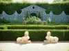 Ainay-le-Vieil城堡 - Chartreuses des Montreuils：带有雕像，白色花朵和格子架的花园
