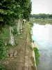 Aire-sur-l'Adour - Tables de pique-nique et arbres au bord du fleuve Adour
