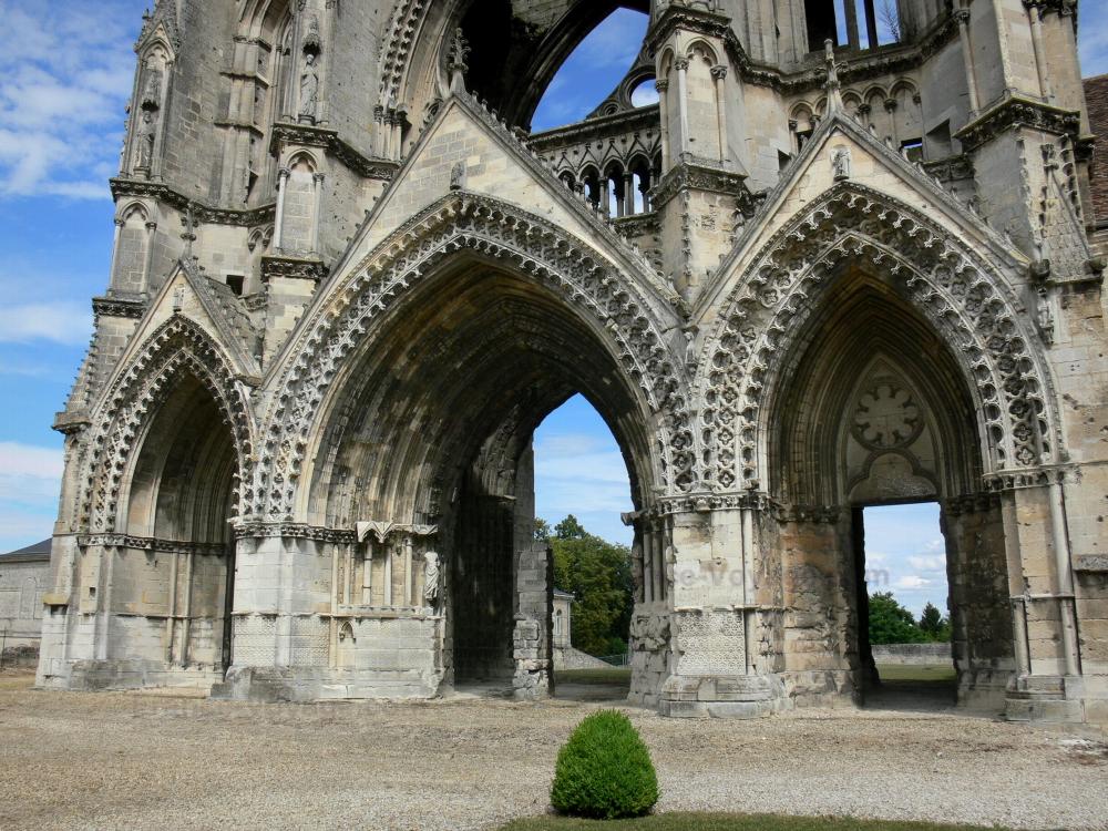 Guide de l'Aisne - Soissons - Ancienne abbaye Saint-Jean-des-Vignes : portails de la façade de l'église abbatiale