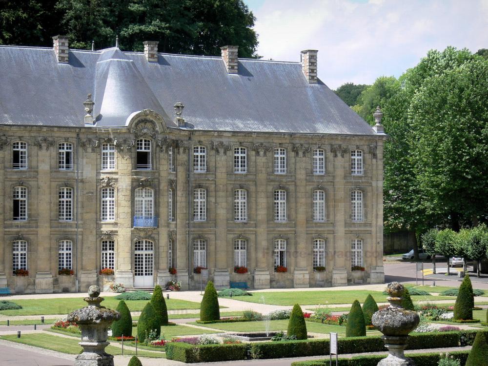 Guide de l'Aisne - Abbaye de Prémontré - Ancienne abbaye de Prémontré (centre hospitalier) : bâtiment et jardins