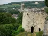 Reiseführer der Aisne - Château Thierry - Turm Bouillon (Überreste des alten Schlosses): Glockenturm der Kirche Saint-Crépin, und amerikanisches Denkmal der Cote 204 im Hintergrund