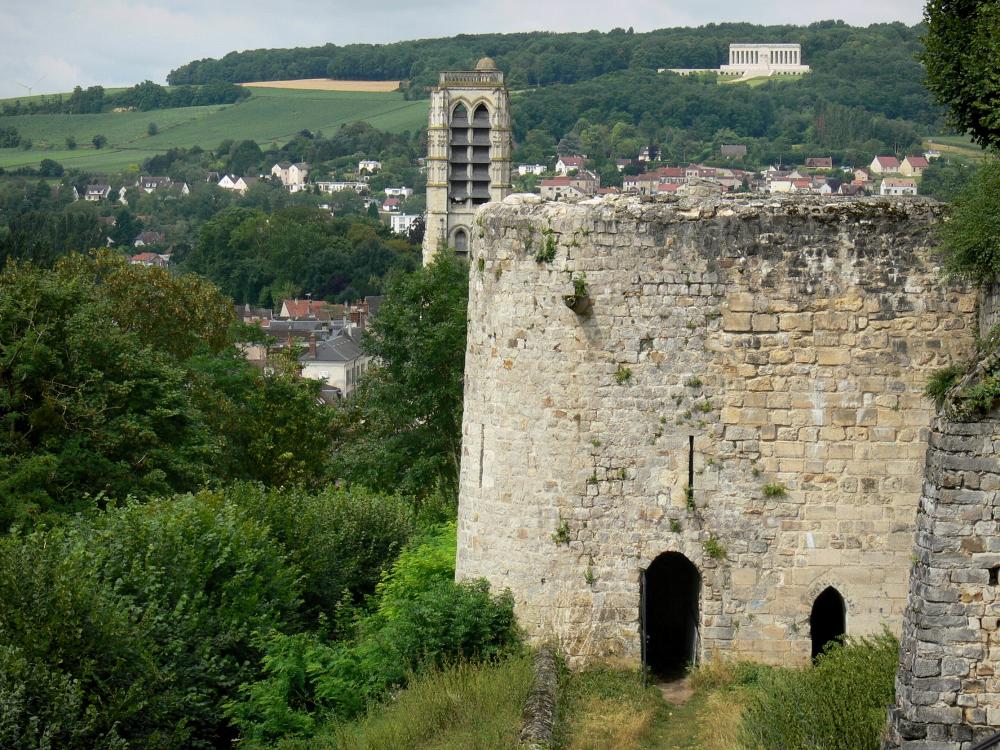 Guide de l'Aisne - Château-Thierry - Tour Bouillon (vestige du vieux château) ; clocher de l'église Saint-Crépin, et monument américain de la Cote 204 en arrière-plan