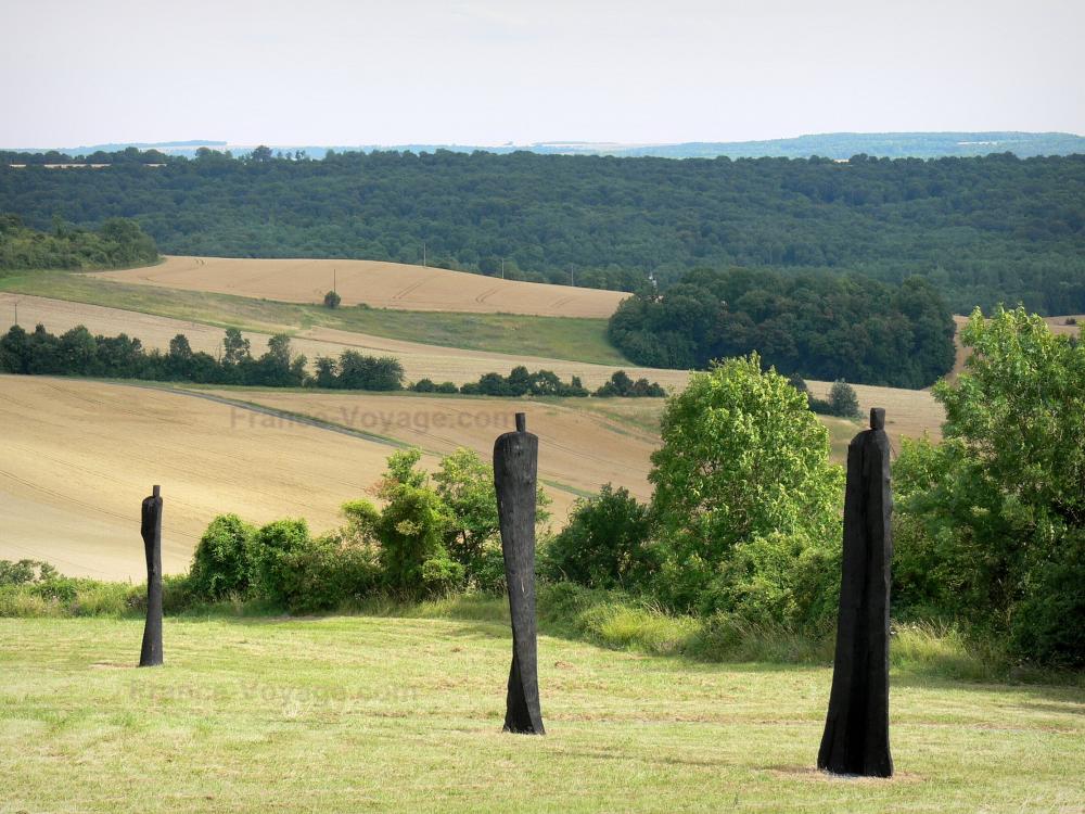 Guide de l'Aisne - Chemin des Dames - Sculptures de la Constellation de la Douleur de l'artiste Christian Lapie, aux abords de la Caverne du Dragon, avec vue sur le paysage alentour
