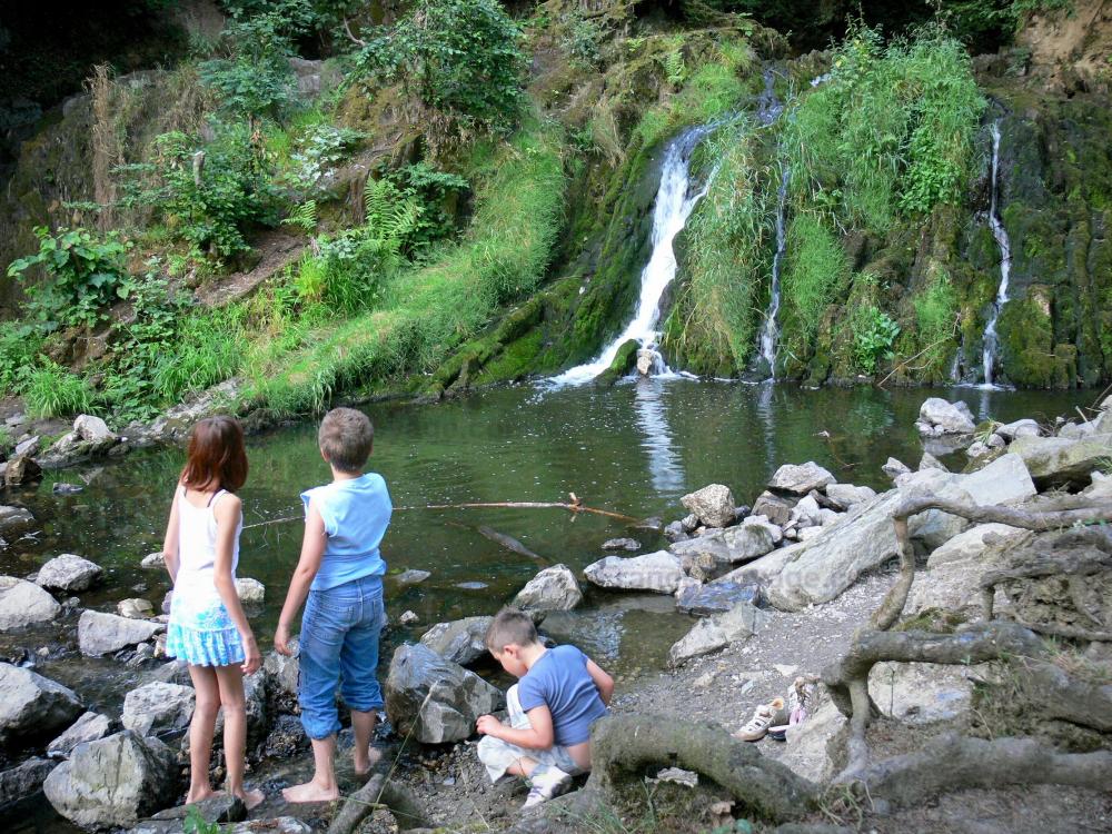 Guide de l'Aisne - Étang de Blangy - Enfants au bord de la cascade de Blangy ; sur la commune d'Hirson