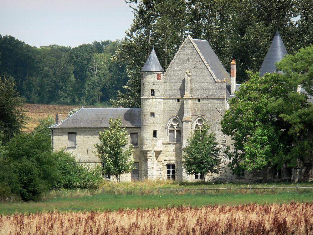 Guide de l'Aisne - Paysages de Picardie - Prieuré fortifié du Tortoir, prés, arbres et forêt de Saint-Gobain ; sur la commune de Saint-Nicolas-aux-Bois