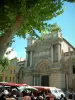 Aix-en-Provence - Église Sainte-Marie-Madeleine et place des Prêcheurs avec un marché animé