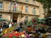Aix-en-Provence - Marché aux fleurs de la place de l'Hôtel-de-Ville et entrée de l'hôtel de ville (mairie)