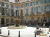 Aix-en-Provence - Place d'Albertas avec sa fontaine, ses demeures et un peintre