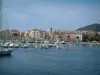 Ajaccio - Mer méditerranée, port de plaisance avec bateaux et voiliers, vieille ville et ses maisons colorées
