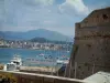 Ajaccio - Partie de la citadelle, port, mer méditerranée, ville et colline en arrière-plan