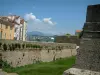 Ajaccio - Partie de la citadelle avec son fossé, maisons hautes de la vieille ville aux façades colorées