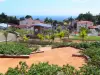 Ajoupa-Bouillon - Jardim público e casas da aldeia com vista sobre o Oceano Atlântico