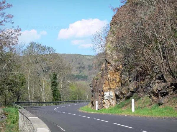 Alagnon gorges - Road crossing the gorges