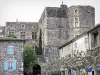 Alba-la-Romaine - Château d'Alba en de gevels van de huizen van de middeleeuwse stad