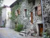 Alba-la-Romaine - Sierlijke gevel van een stenen huis in de middeleeuwse stad
