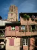 Albi - Bakstenen huis versierd met bloemen en de klokkentoren van de kathedraal van St. Cecilia