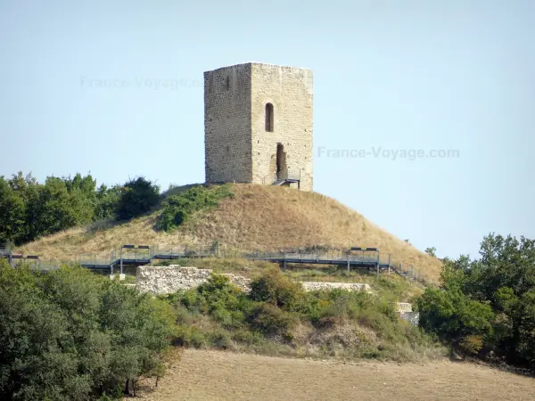 Albon Tower - Средневековая башня на своем холме в окружении растительности