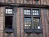 Alençon - Fenêtres d'une maison ancienne à pans de bois