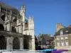 Alençon - Igreja de Notre-Dame e seu flamboyant gótico varanda e fachadas de casas na cidade velha