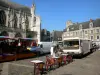 Alençon - Igreja de Notre-Dame e seu flamboyant estilo gótico varanda, fachadas de casas na cidade velha e bancas de mercado