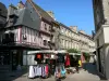 Alençon - Stand de mercado e fachadas de casas na Grande Rue