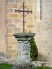 Alet-les-Bains - Kreuz am Fusse der Kirche Saint-André