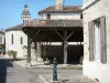 Allemans-du-Dropt - Salão de madeira, campanário da Igreja de Saint-Eutrope e fachada de uma casa de aldeia