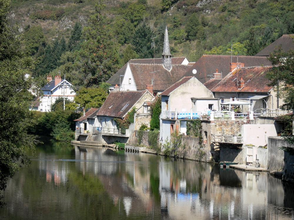 Guide de l'Allier - Hérisson - Maisons au bord de la rivière Aumance