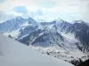 Allos Pass - A partir do passe, vista das montanhas circundantes com picos cobertos de neve (neve)